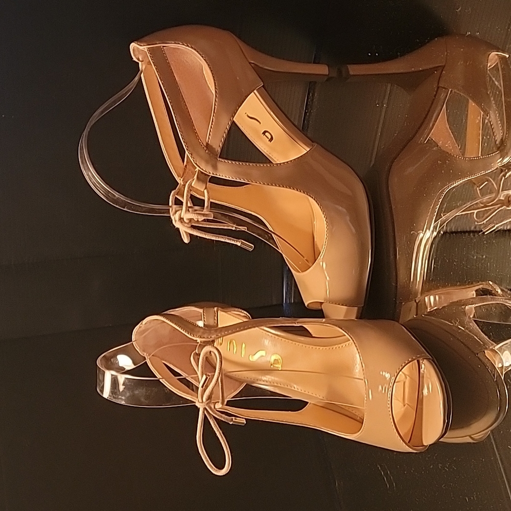 NWOB Unisa light nude sz 8.5 patent leather  3.5 in heels